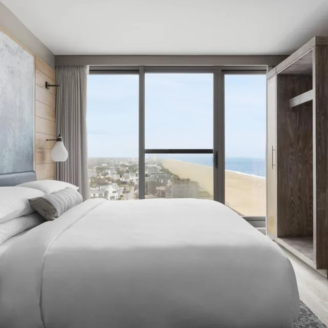 جناح بسرير كينج بإطلالة على البحر بغرفة نوم واحدة مع أريكة، Marriott Virginia Beach Oceanfront 1/2