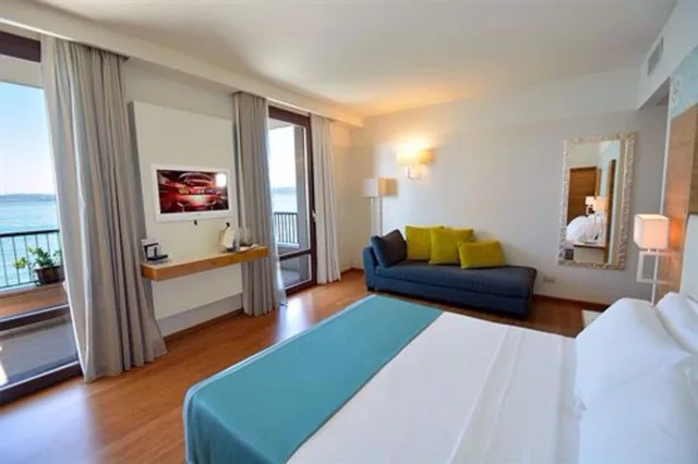 غرفة بانورامية بريستيج بسرير مزدوج بإطلالة على البحيرة بشرفة، Hotel Eden 1/8