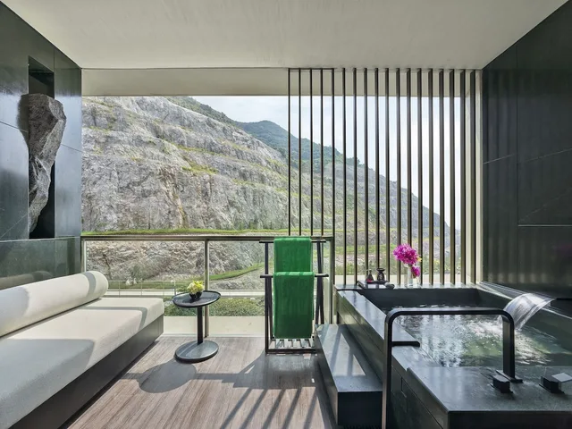 Cliff, King Bed, Terrace, Banyan Tree Nanjing Garden Expo 2/2