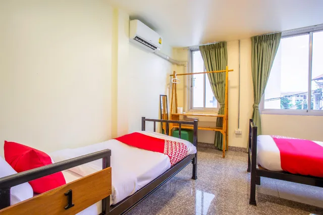 Private, Twin Beds, Shared Bathroom، OYO 928 Leaf Hostel 1/1