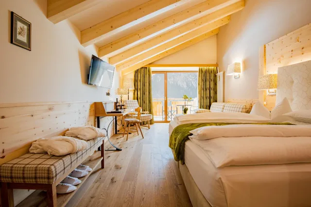 جناح جونيور، Hotel Cesa Tyrol 7/10