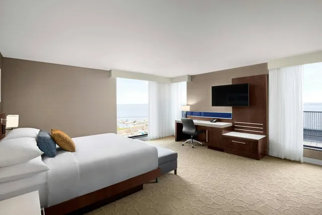 Presidential, Guest Room, Suite, King Bed, Water Front, Balcony، Delta Hotels By Marriott Thunder Bay 2/3