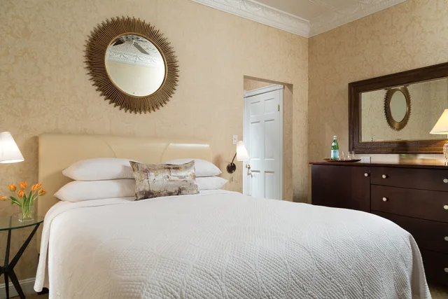 غرفة قياسية بسرير كوين، The Chateau Inn and Suites 1/4