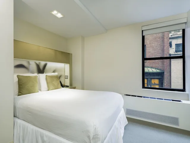 Standard, Queen Bed, The Shoreham Hotel 6/10