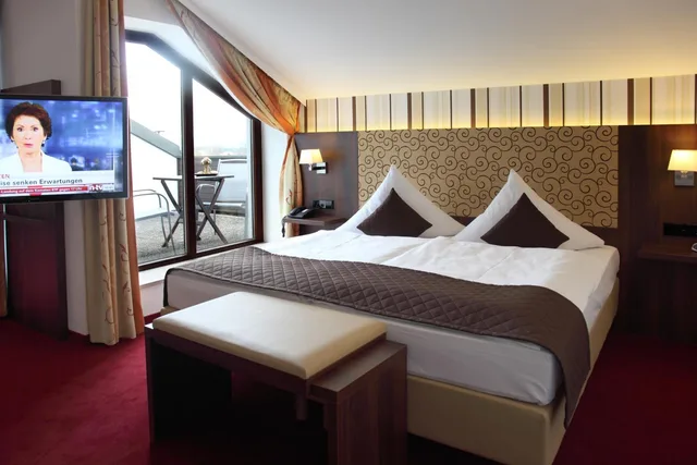 غرفة رباعية بسرير كينج، Lobinger Parkhotel 2/10