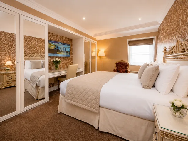 Semi Basement, Standard, Queen Bed, Courtyard View, Ground Floor، Ashburn 1/10