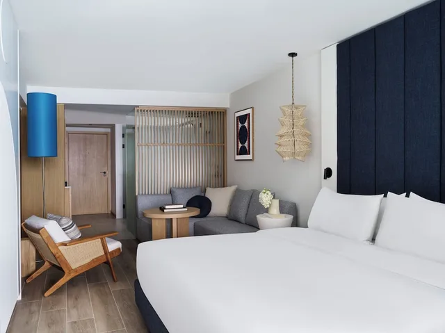 غرفة بريميوم بسرير كينج مع أريكة، InterContinental Crete by IHG 1/7