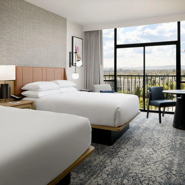 Guest Room, 2 Queen Beds, Club Floor, High Floor، Sheraton Park Hotel at the Anaheim Resort 4/10