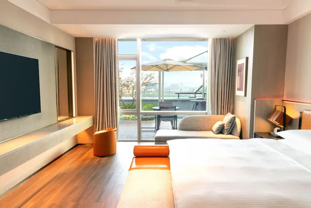 Regency, Suite, King Bed, Pool View, Terrace، Hyatt Regency Shanghai Songjiang 1/7