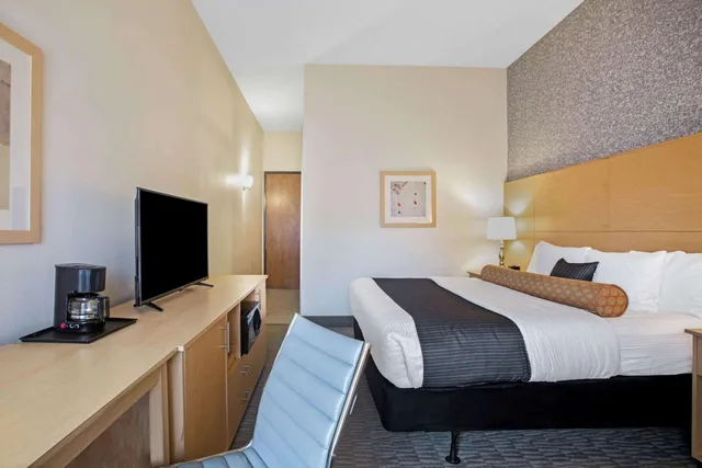 غرفة بسرير كينج بحوض استحمام لذوي الإعاقة، La Quinta Inn & Suites by Wyndham Austin NW/Lakeline Mall 4/7
