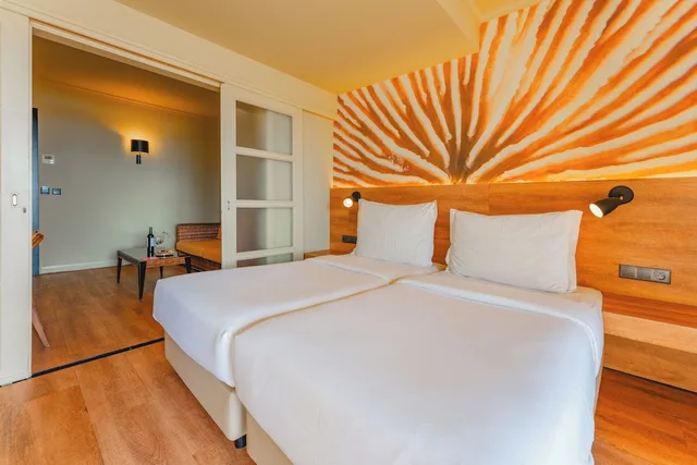 جناح سوبيريور بسرير مزدوج بإطلالة على البحر مع أريكة، Calheta Beach by Savoy Signature 1/7