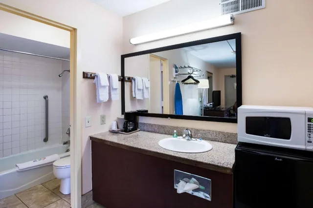 Upgrade, 3 Queen Beds، Rodeway Inn Sergeant Bluff Sioux City 7/7