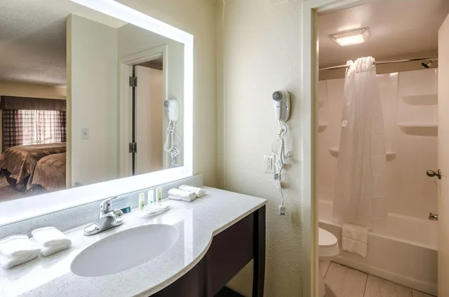 غرفة بسريرين كوين، Quality Inn Tanglewood 3/3