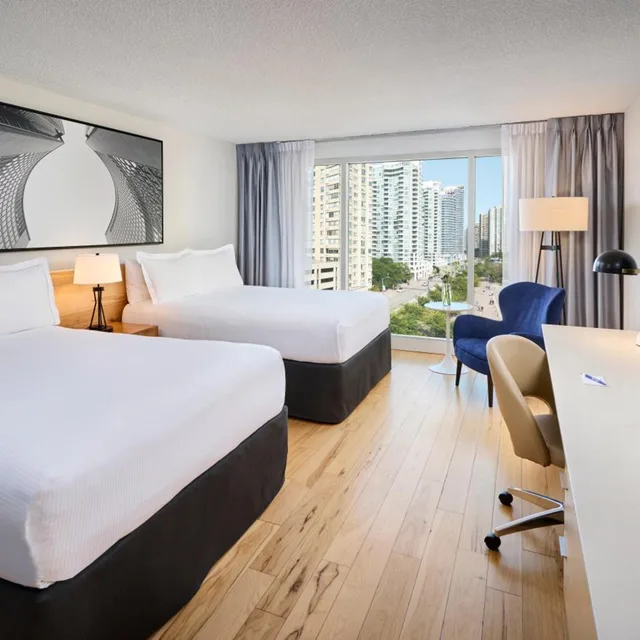 غرفة بسرير كينج وسريرين كوين، Radisson Blu Toronto Downtown 1/8
