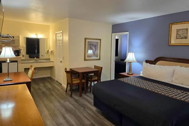 Suite, 1 King and 2 Queen Beds, Rodeway Inn & Suites Blythe I-10, CA 3/5