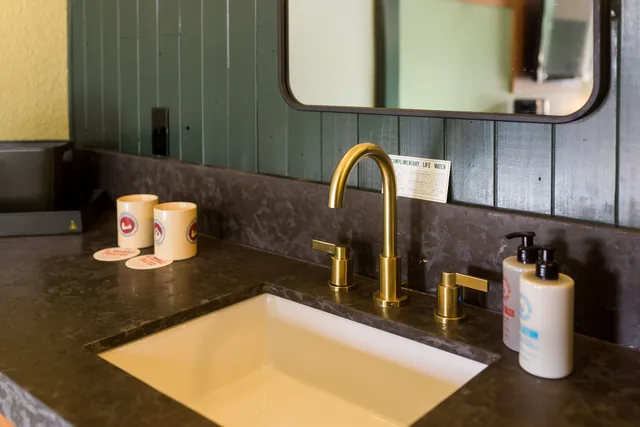 Roomy, King Bed, Accessible، Station House Inn South Lake Tahoe 4/4