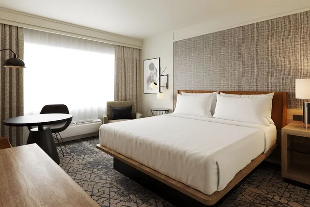 Club, King Bed, Sheraton Augusta Hotel 2/5
