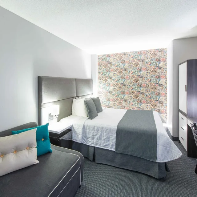 غرفة ركنية بسرير كوين مع أريكة، Travelodge Hotel By Wyndham Montreal Centre 7/10