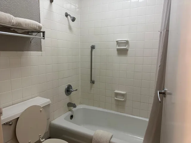 1 King Bed - Non-Smoking, Micfridge، Motel6 Forrest City, AR 8/8