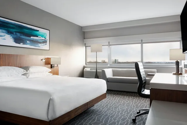 1 Bedroom, Junior Suite, King Bed, Sofa, Accessible, Delta by Marriott Hotels Woodbridge 1/2