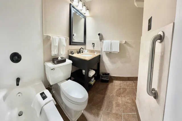 غرفة قياسية بسرير كينج، Ramada By Wyndham Metairie New Orleans Airport 6/8