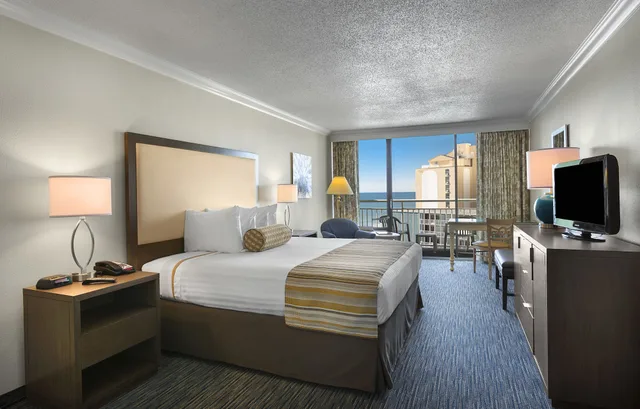 غرفة قياسية بسرير كينج بإطلالة جزئية على البحر، Coral Beach Resort Hotel Suites 1/3