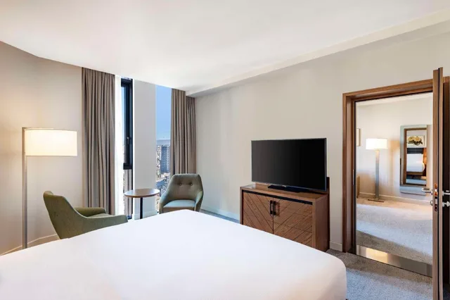 جناح بسرير كينج بغرفة نوم واحدة مع أريكة، Hilton Garden Inn Tbilisi Chavchavadze 3/5