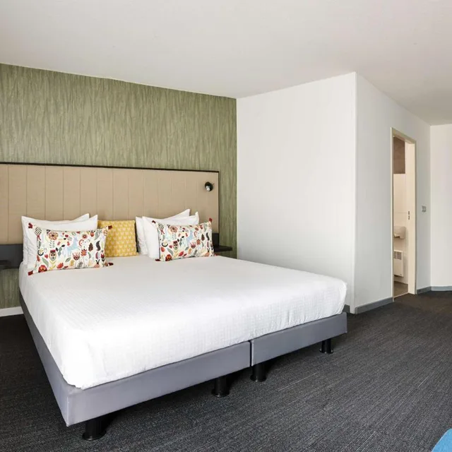 غرفة بسرير كينج مع أريكة، Best Western Hotel Wavre 1/10