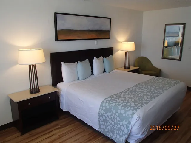 غرفة بسرير كينج بمطبخ صغير، Flamingo Inn 9/10