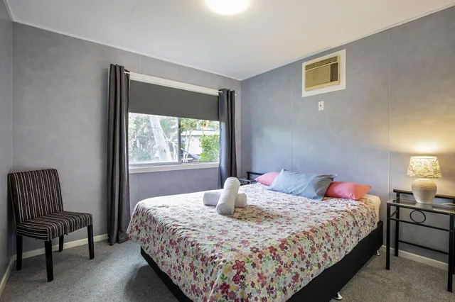 غرفة قياسية بسرير كوين، Bush Village Budget Cabins 1/6