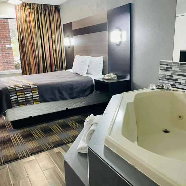 جناح ديلوكس بسرير كوين بجاكوزي، Travelodge by Wyndham Sellersburg / Louisville North 3/9
