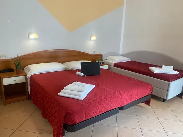 غرفة رباعية بسرير كوين وسرير بطابقين، Hotel Villa Caterina 9/10