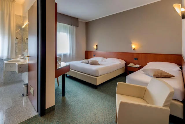 غرفة كلاسيكية بسرير فردي وسرير كوين، Best Western Hotel Turismo 1/3