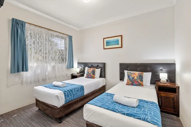 غرفة سوبيريور عائلية بسرير كوين وسريرين منفصلين بمطبخ، Sanctuary Resort Motor Inn 1/4