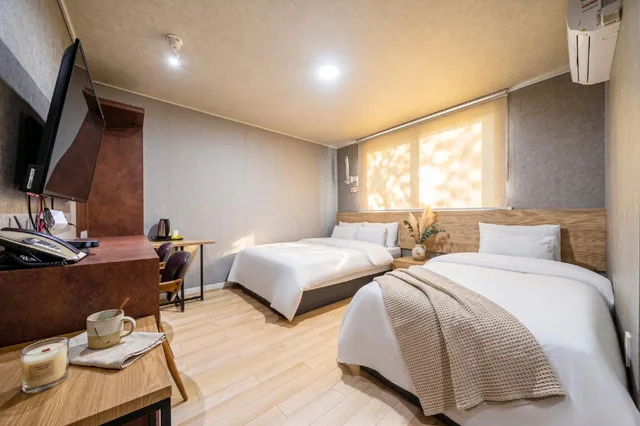 غرفة عائلية بسريرين منفصلين بإطلالة على المدينة، Malu Hotel 1/2