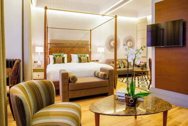غرفة ديلوكس بسرير كينج بإطلالة على المدينة مع أريكة، Ravouna 1906 Suites - Special Class Adults Only 8/10