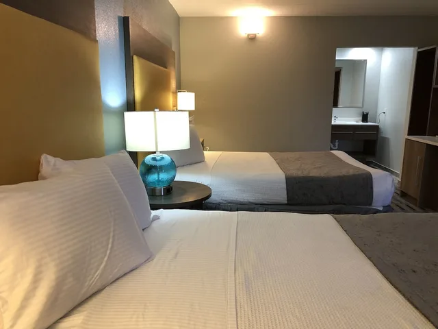 غرفة بريميوم بسريرين مزدوجين، All Seasons Inn & Suites 4/6
