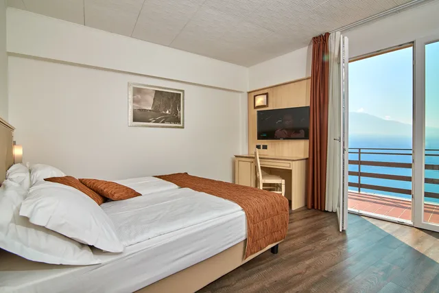 غرفة كلاسيكية بإطلالة على البحيرة بشرفة مفردة بسرير مزدوج، Hotel Le Balze Aktiv & Wellness 1/3