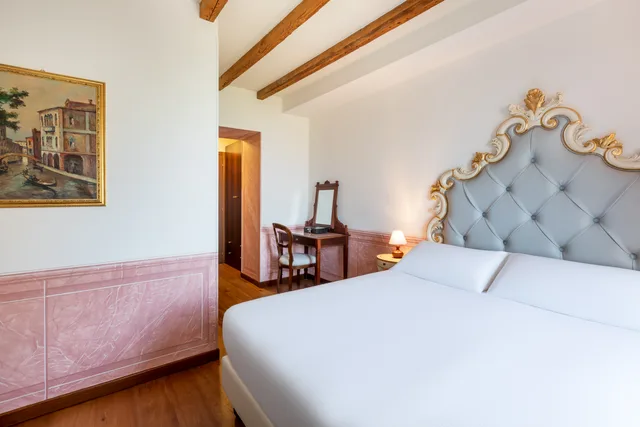 غرفة كلاسيكية بإطلالة على البحيرة في الملحق، Boutique Hotel Villa Sostaga 2/10