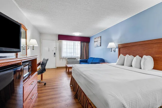 غرفة قياسية بسرير كينج مع أريكة، Best Western Palestine Inn 1/5
