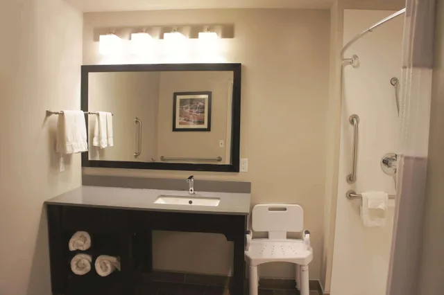 غرفة ديلوكس بسرير كينج، La Quinta Inn & Suites By Wyndham Cedar City 2/2