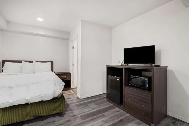 Upgrade, 3 Queen Beds، Econo Lodge Needles 5/6