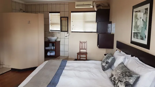 غرفة فاخرة بسرير كينج بغرفة نوم واحدة، Tsessebe Guesthouse 4/10