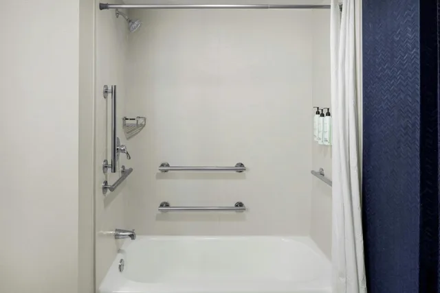 غرفة بسرير كينج مع أريكة بحوض استحمام لذوي الإعاقة، Fairfield Inn Suites By Marriott Virginia Beach Oceanfront 5/5