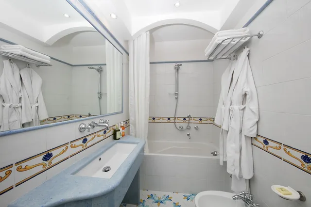 غرفة قياسية بسرير مزدوج بإطلالة على الحديقة بشرفة، Hotel Syrene Capri 5/6