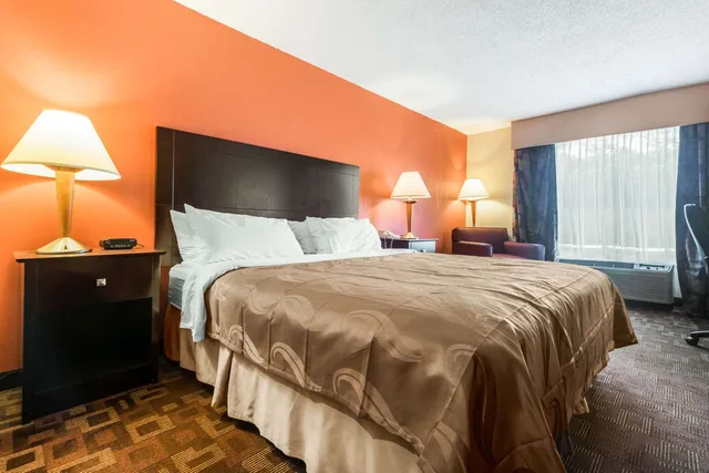 Room, King Bed, Quality Inn & Suites Lawrenceburg 2/3
