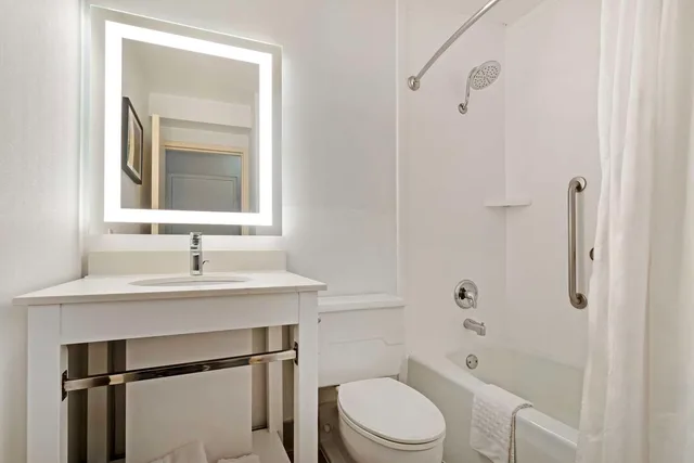 غرفة بسرير كينج بإطلالة مع أريكة، Best Western Plus Kansas City Sports Complex Hotel 3/3
