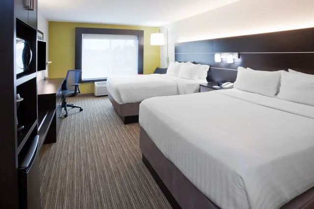 غرفة قياسية بسريرين كوين لذوي الإعاقة، Holiday Inn Express & Suites Dickinson 1/4