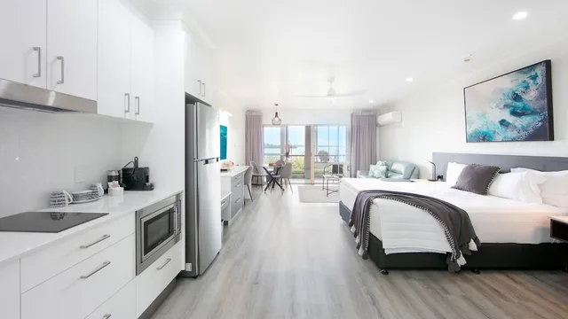 غرفة بريميوم بسرير كينج، Moby Dick Waterfront Resort Motel 2/4