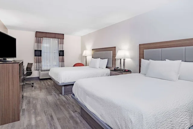 غرفة بسريرين كوين لذوي الإعاقة، Ramada By Wyndham Hendersonville 2/2